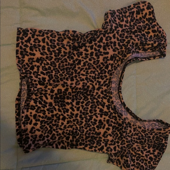 Cute crop top w V-neck - Picture 1 of 3